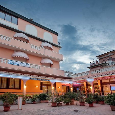 Hotel Sileoni Марина ди Чечина Екстериор снимка